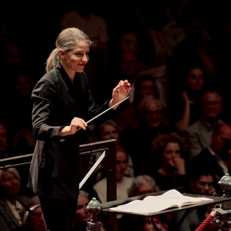 Karina Canellakis conducts Shostakovich 5